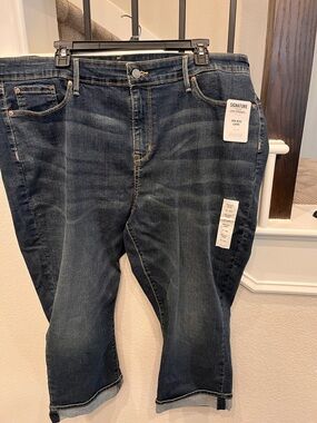 Signature by Levi Strauss Dark Blue plus Women's 24 mid-rise Capri Jeans